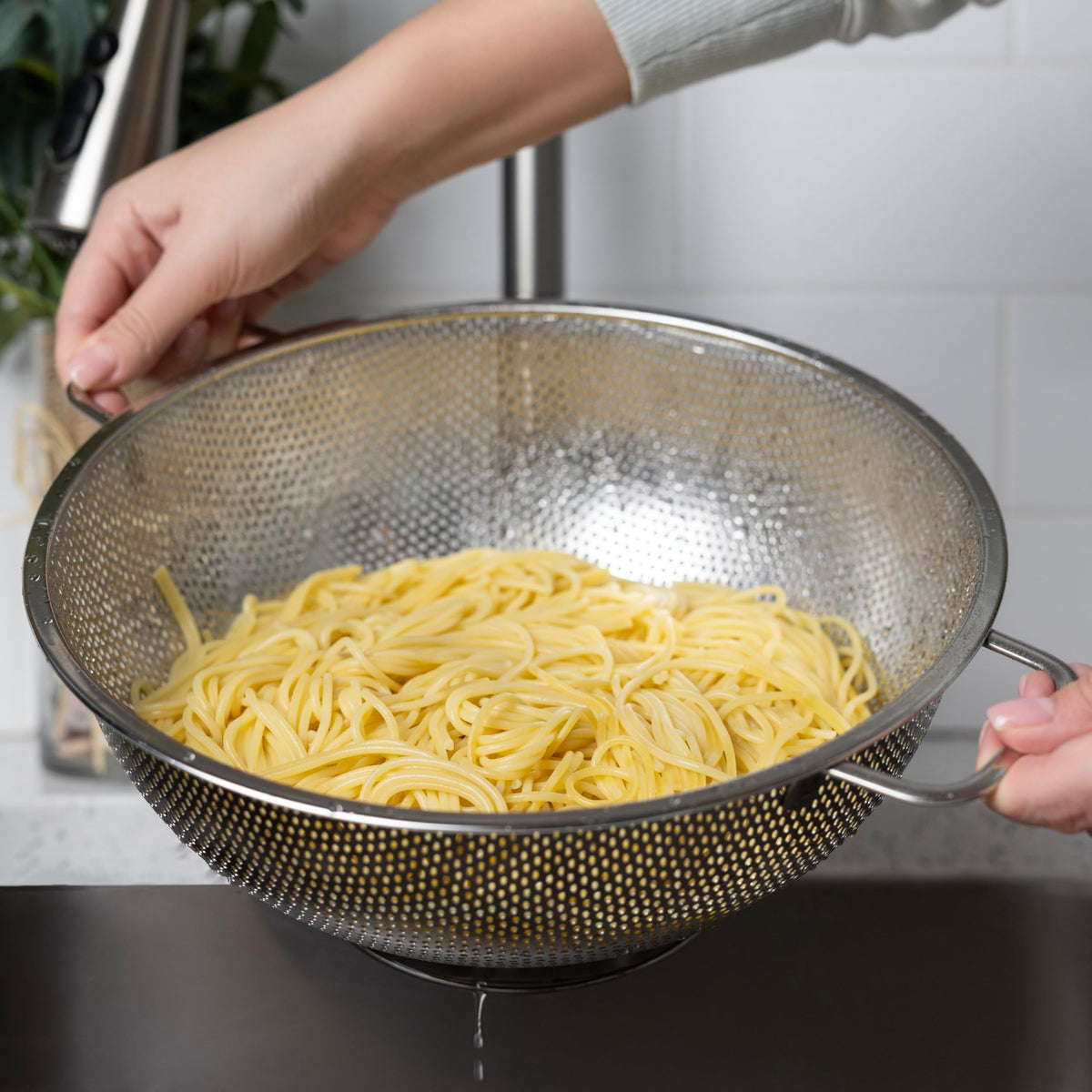 Fox Run Stainless Steel Colander, Large 5 Quart Pasta Strainer with Handles