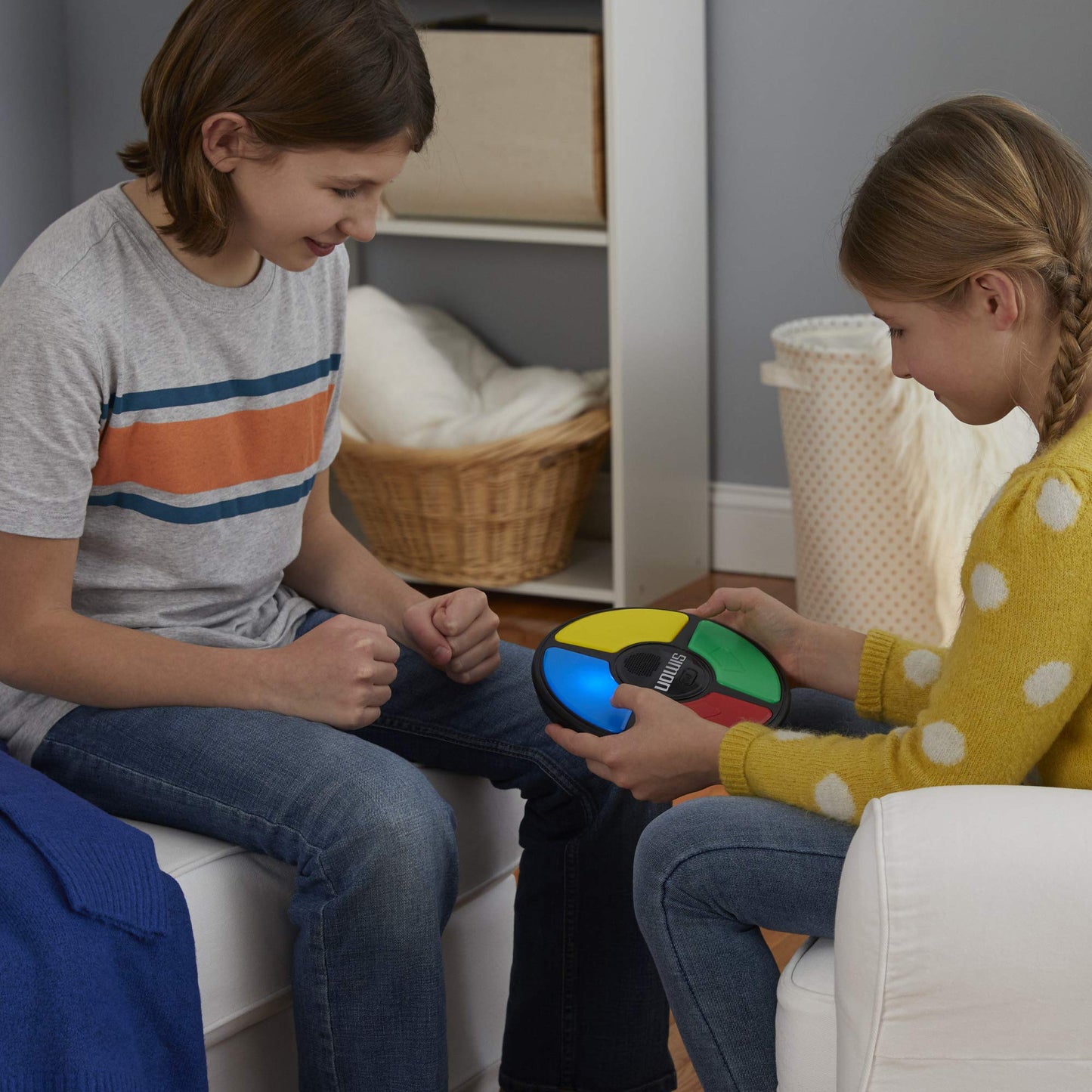 Hasbro Simon Game; Electronic Memory Game for Kids Ages 8 and Up; Handheld Game with Lights and Sounds; Classic Simon Gameplay (E93835L0) Hasbro Gaming