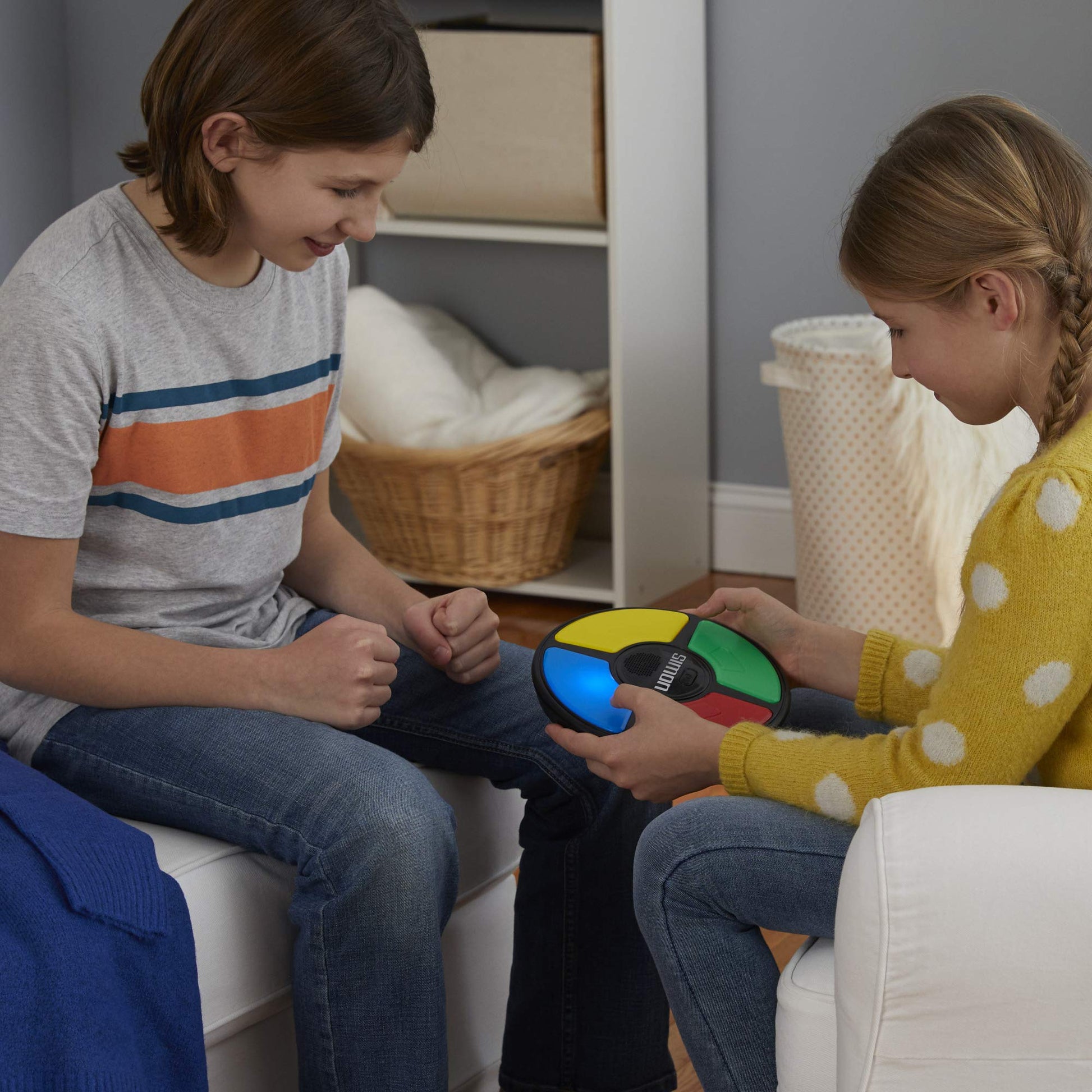 Hasbro Simon Game; Electronic Memory Game for Kids Ages 8 and Up; Handheld Game with Lights and Sounds; Classic Simon Gameplay (E93835L0) Hasbro Gaming