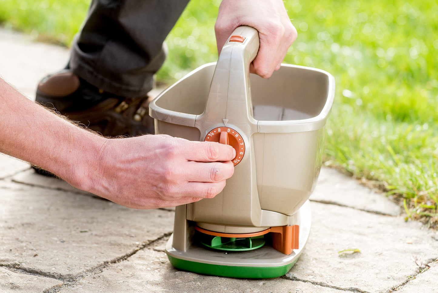 Scotts Wizz Year-Round Spreader - Battery Powered, Handheld for Even Application of Seed, Fertilizer or Ice Melt (230 sq Meters / 2,500 sq feet Coverage) Scotts