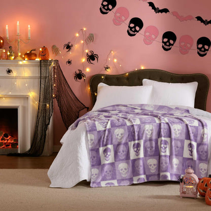 Betsey Johnson - Couverture polaire, plaid ultra doux pour canapé ou lit, polaire épaisse et surdimensionnée, décoration d'Halloween (Tête de mort à carreaux craquelés violet, 127 x 178 cm)