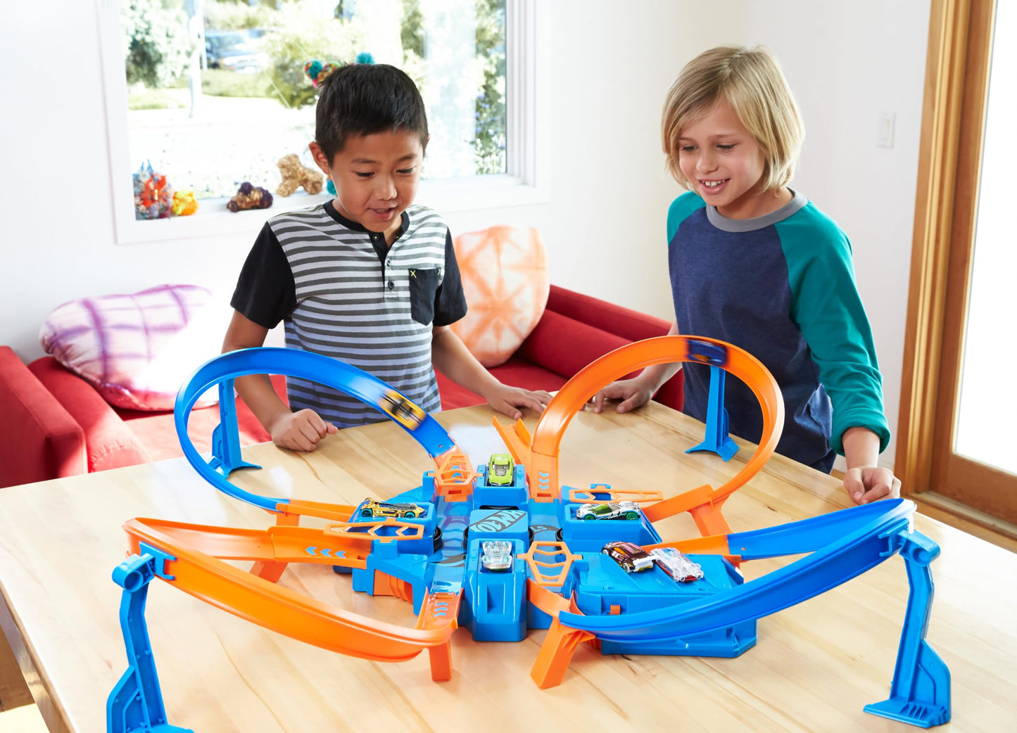 Hot Wheels Track Set with 1:64 Scale Toy Car, 4 Intersections for Crashing, Powered by a Motorized Booster, Criss-Cross Crash Track Hot Wheels