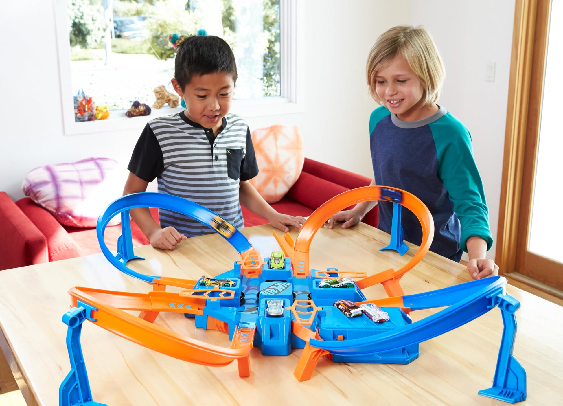 Hot Wheels Track Set with 1:64 Scale Toy Car, 4 Intersections for Crashing, Powered by a Motorized Booster, Criss-Cross Crash Track Hot Wheels