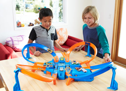 Hot Wheels Track Set with 1:64 Scale Toy Car, 4 Intersections for Crashing, Powered by a Motorized Booster, Criss-Cross Crash Track Hot Wheels