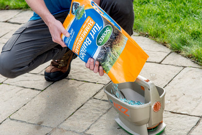 Scotts Wizz Year-Round Spreader - Battery Powered, Handheld for Even Application of Seed, Fertilizer or Ice Melt (230 sq Meters / 2,500 sq feet Coverage) Scotts