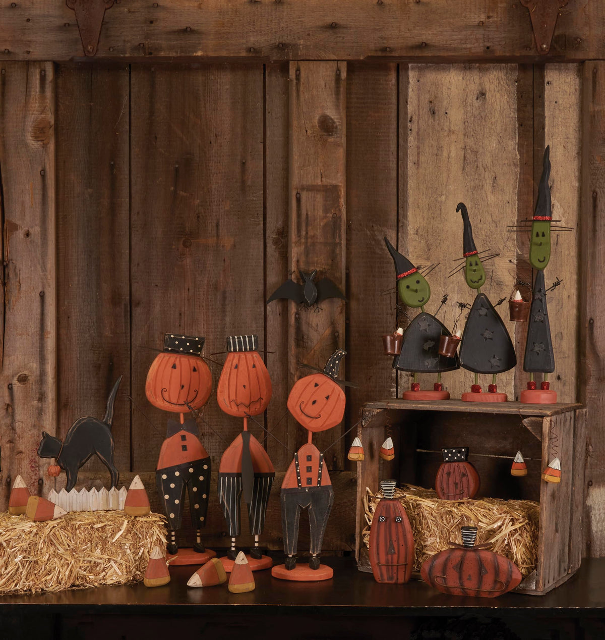 Décoration de maison pour Halloween Primitives by Kathy représentant un chat noir sur une clôture
