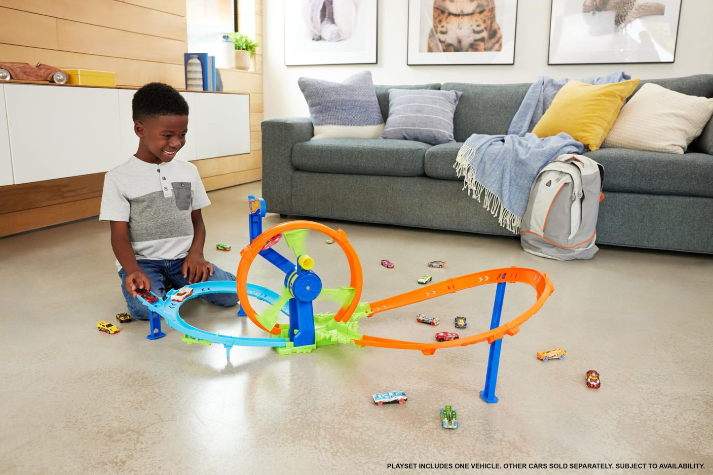 Hot Wheels Toy Car Track Set, Launch and Loop Playset & 1:64 Scale Die-Cast Vehicle, Crash Area on Figure 8 Track with Loop-Kicker Booster Hot Wheels