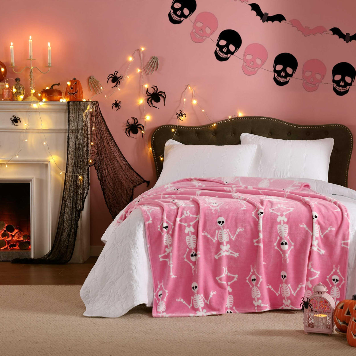 Betsey Johnson - Couverture, plaid ultra-doux pour canapé ou lit, literie extra-large au velouté audacieux, décoration d'Halloween (Yoga Skeleton Pink, 127 cm x 178 cm)