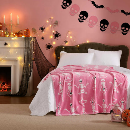 Betsey Johnson - Couverture, plaid ultra-doux pour canapé ou lit, literie extra-large au velouté audacieux, décoration d'Halloween (Yoga Skeleton Pink, 127 cm x 178 cm)