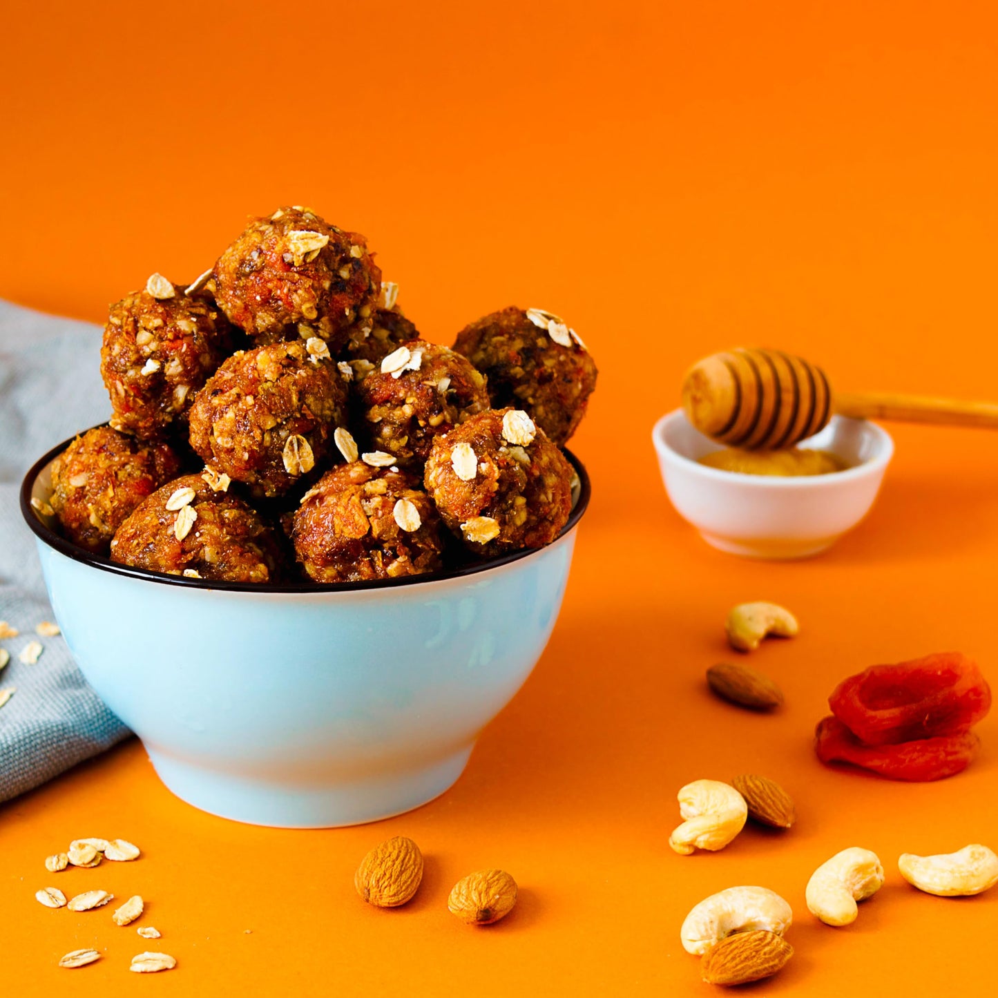 Yupik Sweet & Tangy Dried Apricots 1 kg, Sun-Dried Whole Fruits, Naturally Sweet & Plump, No Added Sugar or Oil, Source of Fiber & Iron, Tender & Chewy Snack for Baking, Cooking, or On-the-Go Yupik