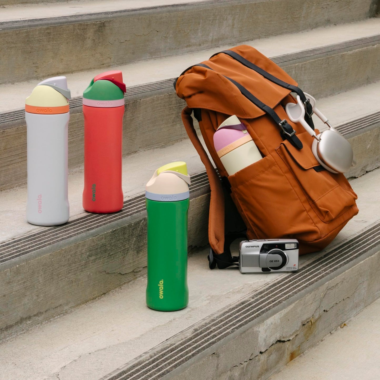 Bouteille d'eau isolée en acier inoxydable Owala FreeSip avec paille pour le sport et les voyages, sans BPA, 710 ml, Boneyard