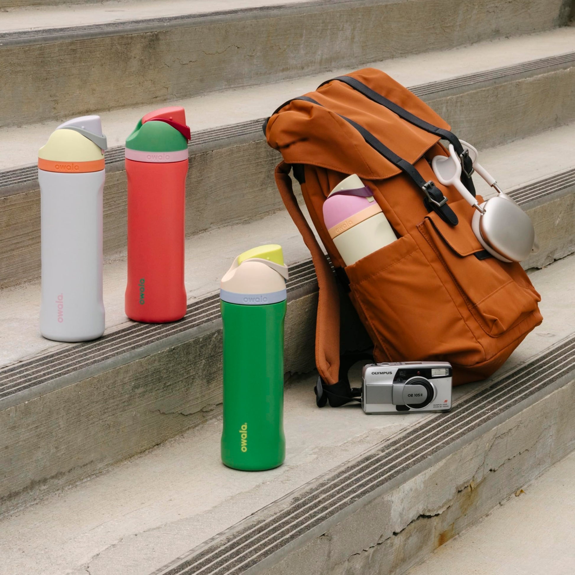 Owala FreeSip Insulated Stainless Steel Water Bottle with Straw for Sports and Travel, BPA-Free, 24-oz, Red/Aqua (Summer Sweetness)