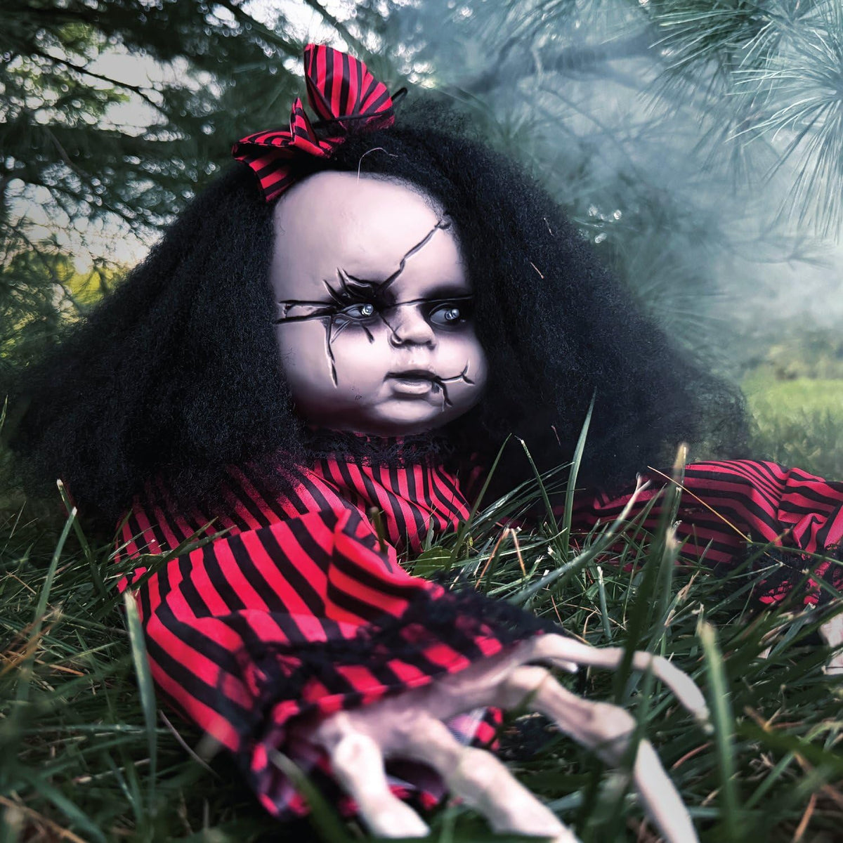 Poupée bébé rampante effrayante de Haunted Hill Farm, animatronique d'Halloween avec lumières et sons activés au toucher, décorations d'Halloween à piles pour l'intérieur ou l'extérieur couvert, accessoire effrayant pour Halloween