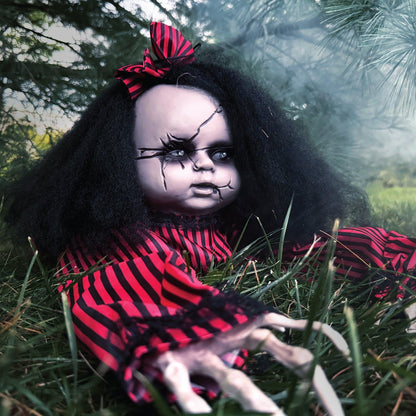 Poupée bébé rampante effrayante de Haunted Hill Farm, animatronique d'Halloween avec lumières et sons activés au toucher, décorations d'Halloween à piles pour l'intérieur ou l'extérieur couvert, accessoire effrayant pour Halloween