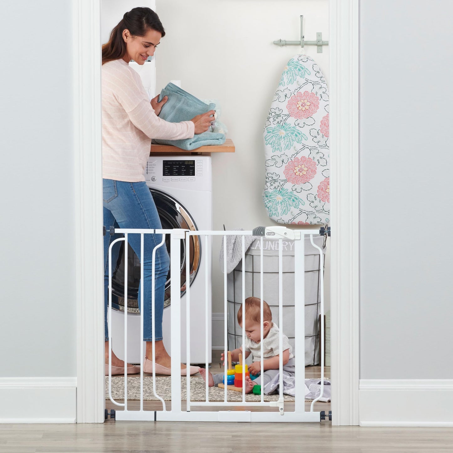 Regalo Easy Step 38.5-Inch (97.75cm) Extra Wide Baby Gate, Award Winning Brand, Includes 6-Inch (15.25cm) Extension Kit, 4 Pack Pressure Mount Kit and 4 Pack Wall Mount Kit