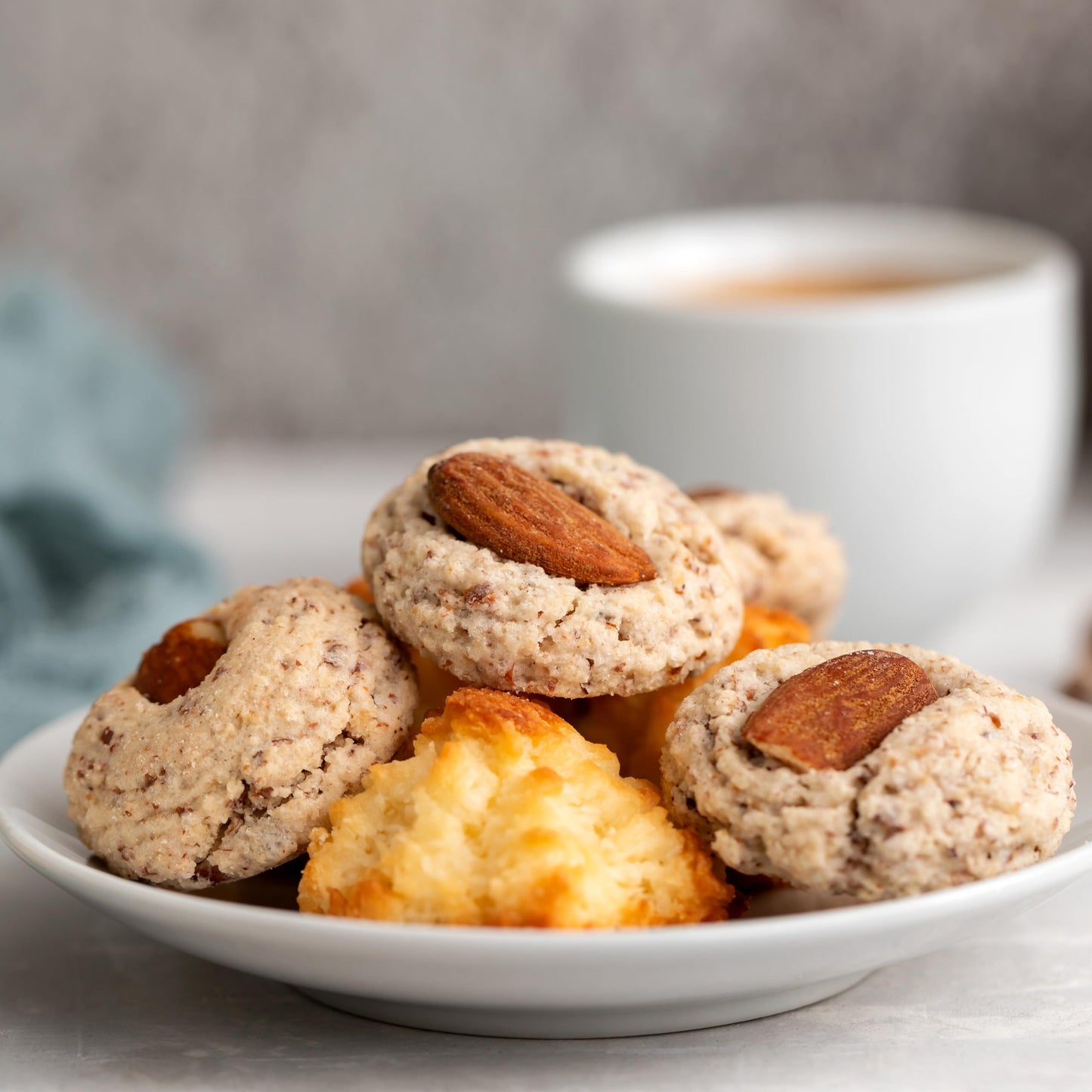 Yupik Roasted Salted Almonds, 1 kg, Gluten-Free, Kosher, Crunchy Savory Snacks, Roasted Almonds with Sea Salt, Protein Nuts - Available at All In One Marketplace Canada