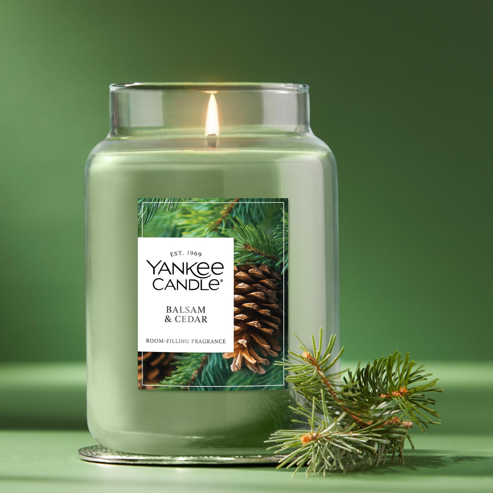 Yankee Candle Large Jar Scented Candle with up to 150 Hour Burn Time, Premium Plant Wax Blend for Cleaner Consistent Burn and Room Filling Fragrance, 22 oz, Balsam Cedar Yankee Candle