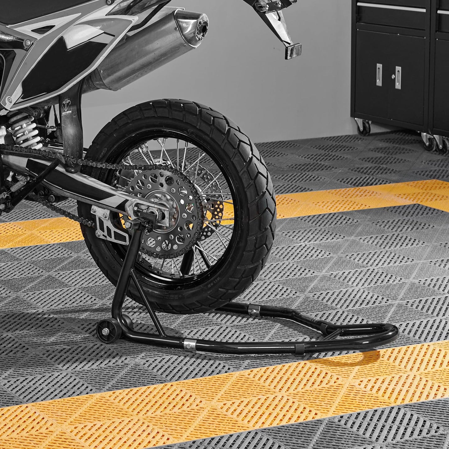 VEVOR Motorcycle Rear Wheel Stand, with U + L Fork Swingarm Spool, 850 lbs Capacity Heavy Duty Rear Wheel Stand Motorcycle Lift Jack Stand, for Suzuki Yamaha Honda Kawasaki, Black 🍁 All In One Marketplace Canada