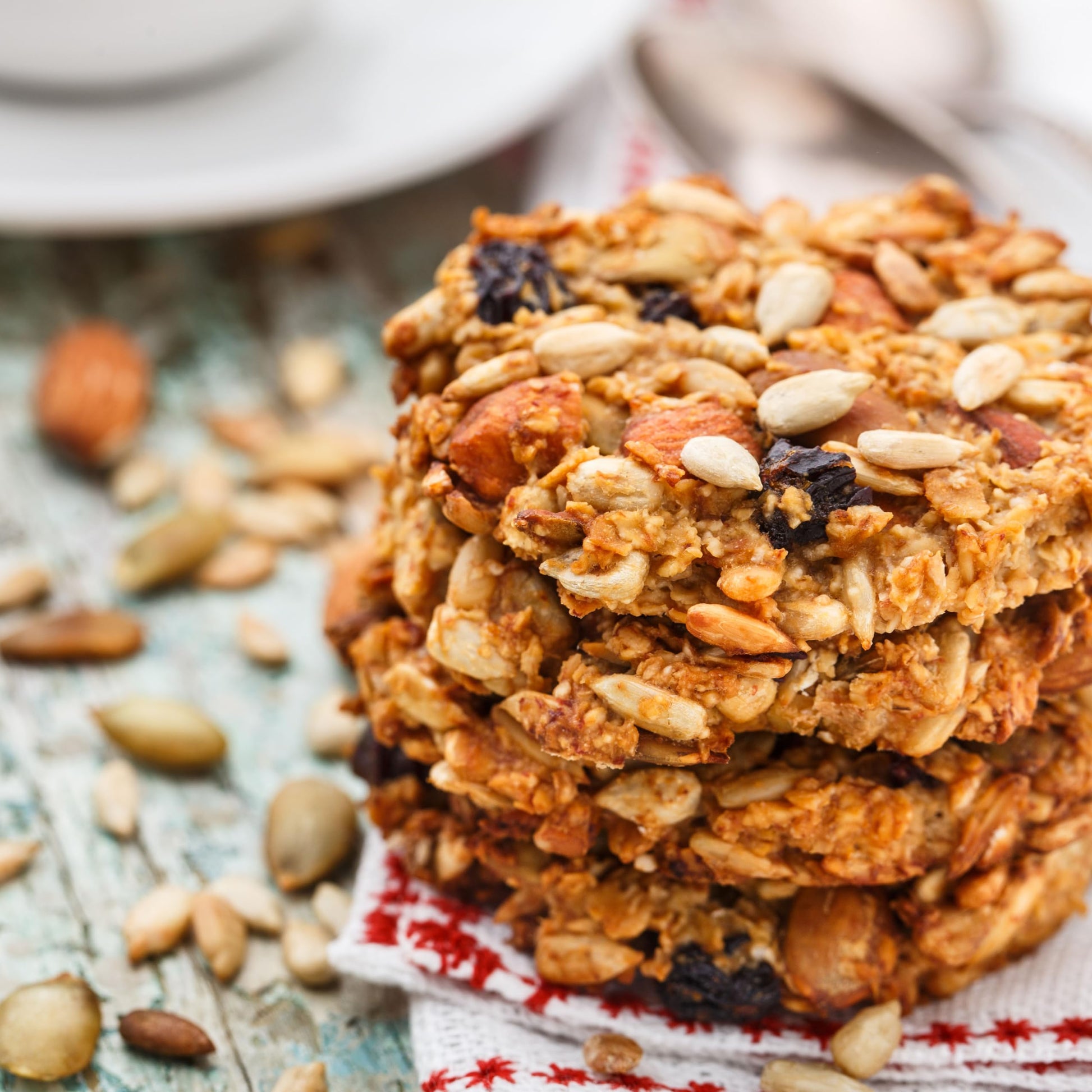 Yupik Roasted Salted Almonds, 1 kg, Gluten-Free, Kosher, Crunchy Savory Snacks, Roasted Almonds with Sea Salt, Protein Nuts - Available at All In One Marketplace Canada