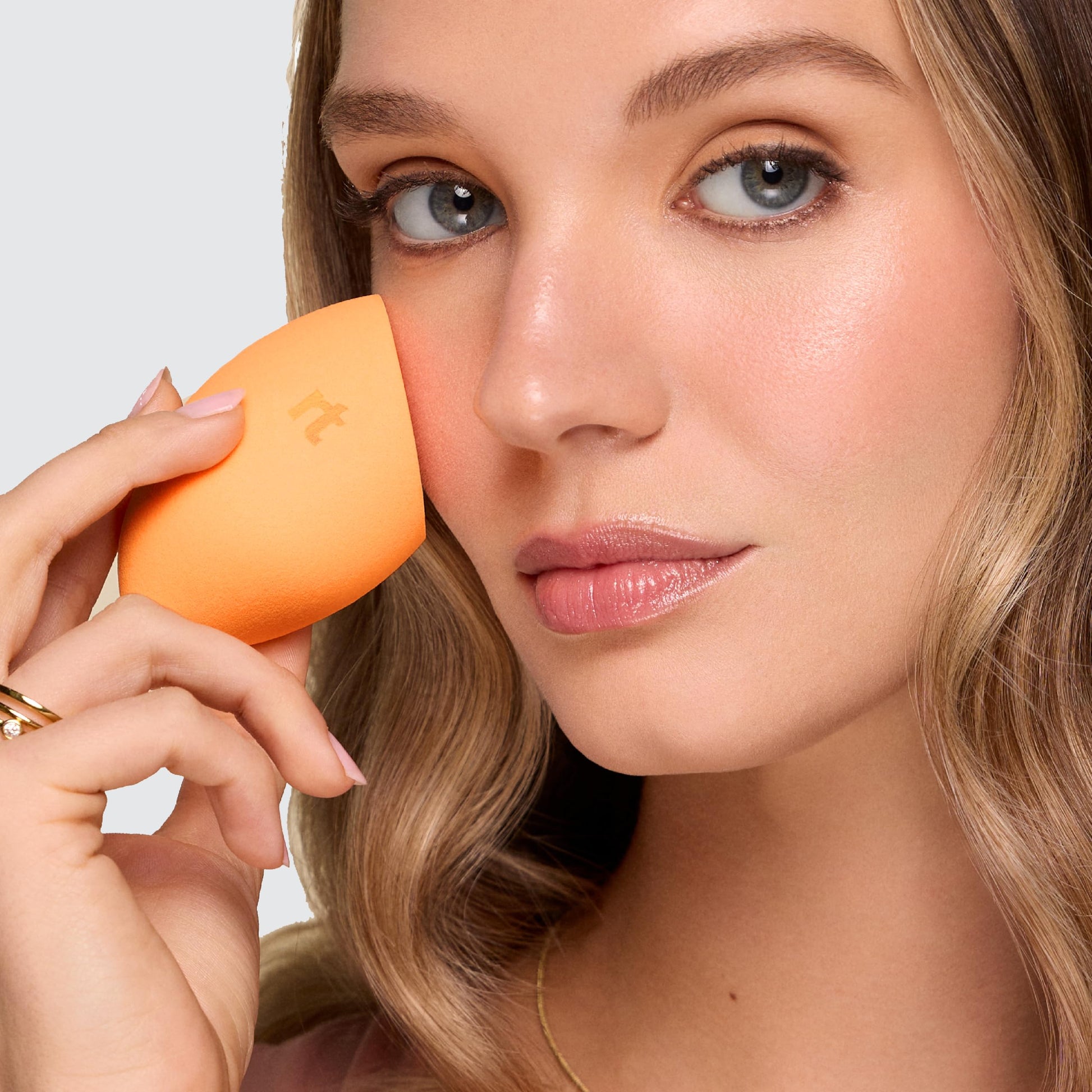 Real Techniques Miracle Complexion Sponge, Makeup Blender for Liquid and Cream Foundation, Full Coverage, Streak-Free Professional Makeup Tool, Cruelty Free, Vegan, Latex Free, 4 Count REAL TECHNIQUES