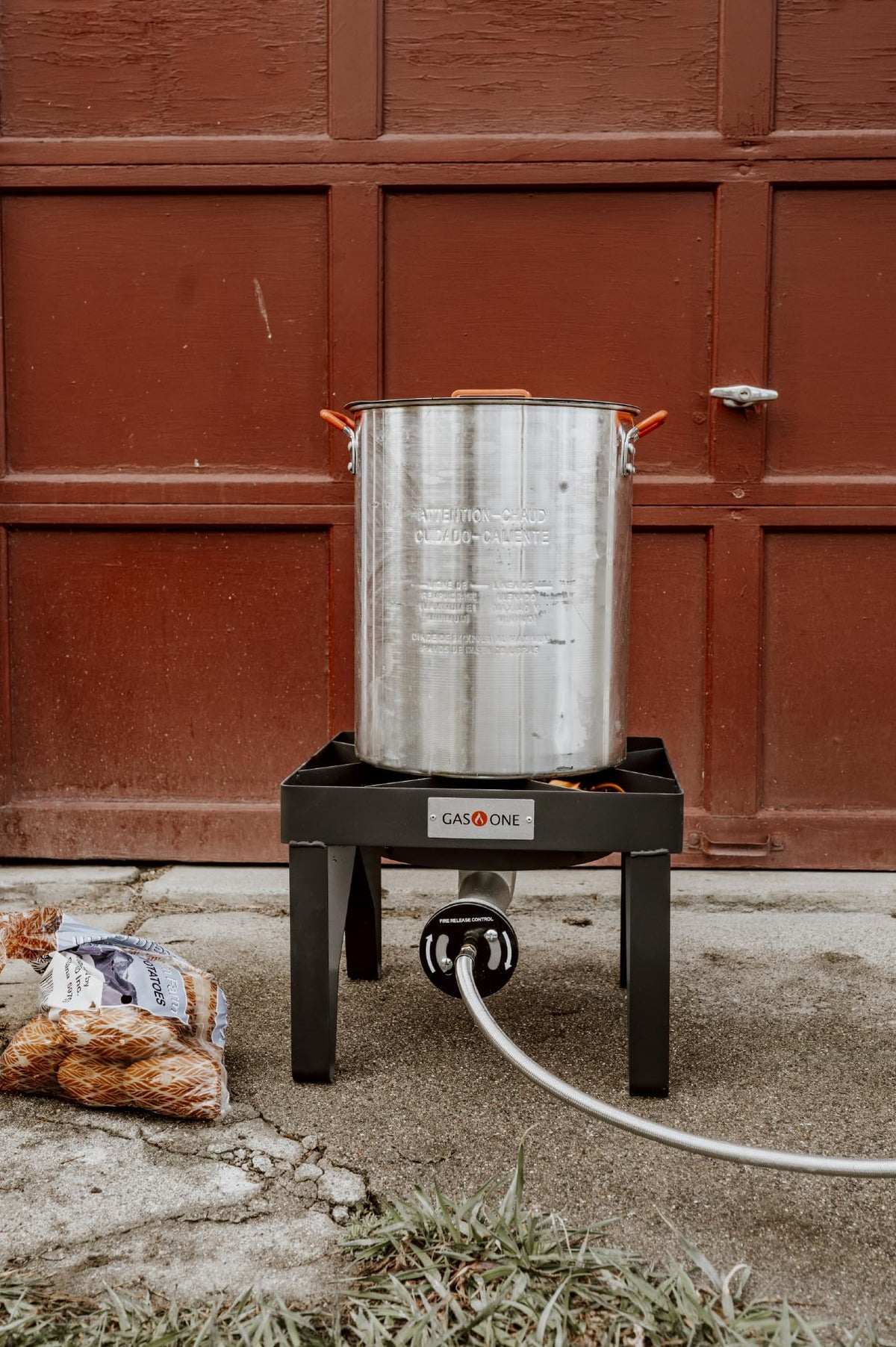 GAS ONE 200,000 BTU Square Heavy- Duty Single Burner Outdoor Stove Propane Gas Cooker with Adjustable 0-20PSI Regulator and Steel Braided Hose Perfect for Home Brewing, Turkey Fry, Maple Syrup Prep