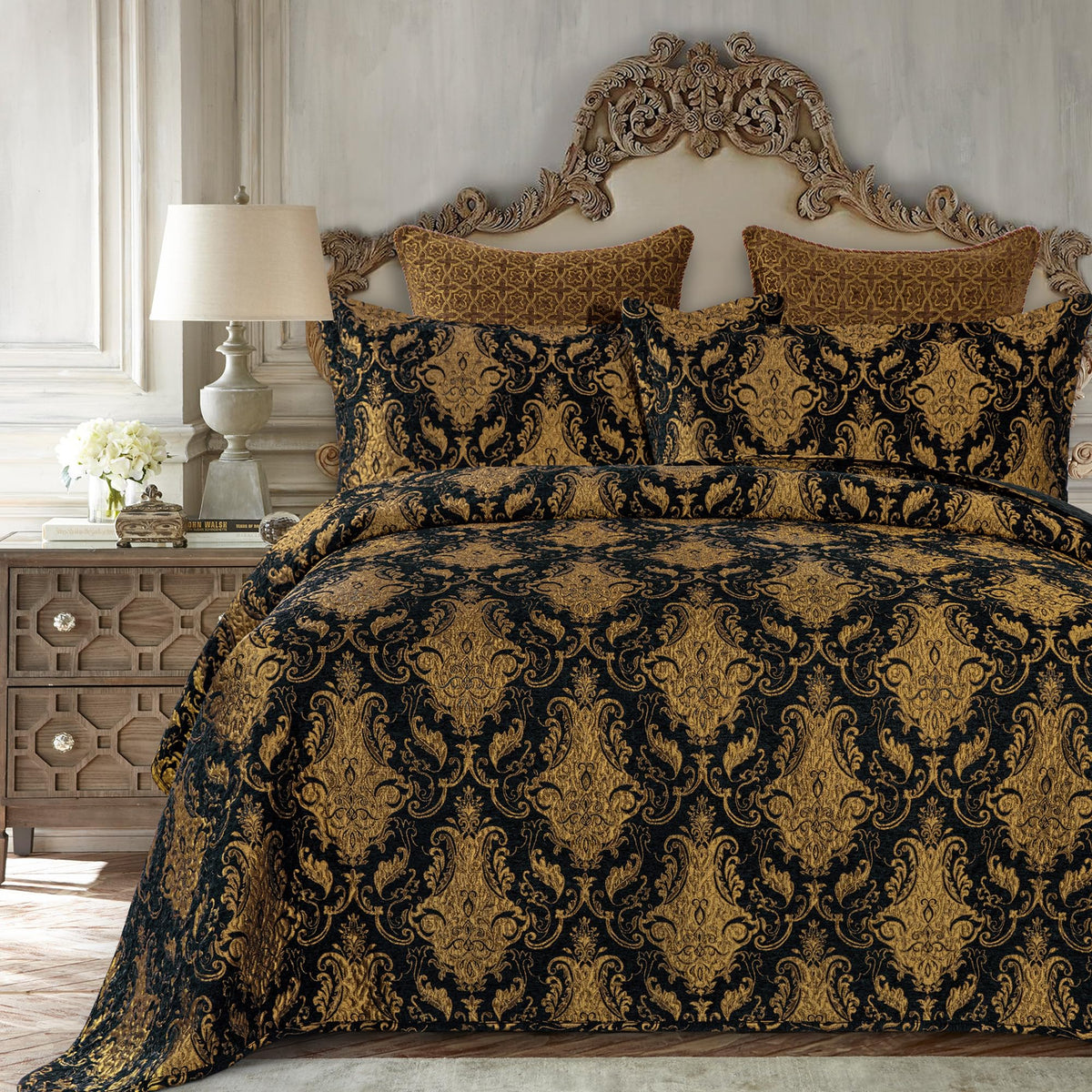 Parure de lit matelassée de luxe Loom and Mill, 3 pièces, couvre-lit damassé classique avec 2 taies d'oreiller, taille Queen, ensemble de dessus-de-lit en jacquard doux et léger pour Halloween, Noël et toute l'année (Noir, Queen)