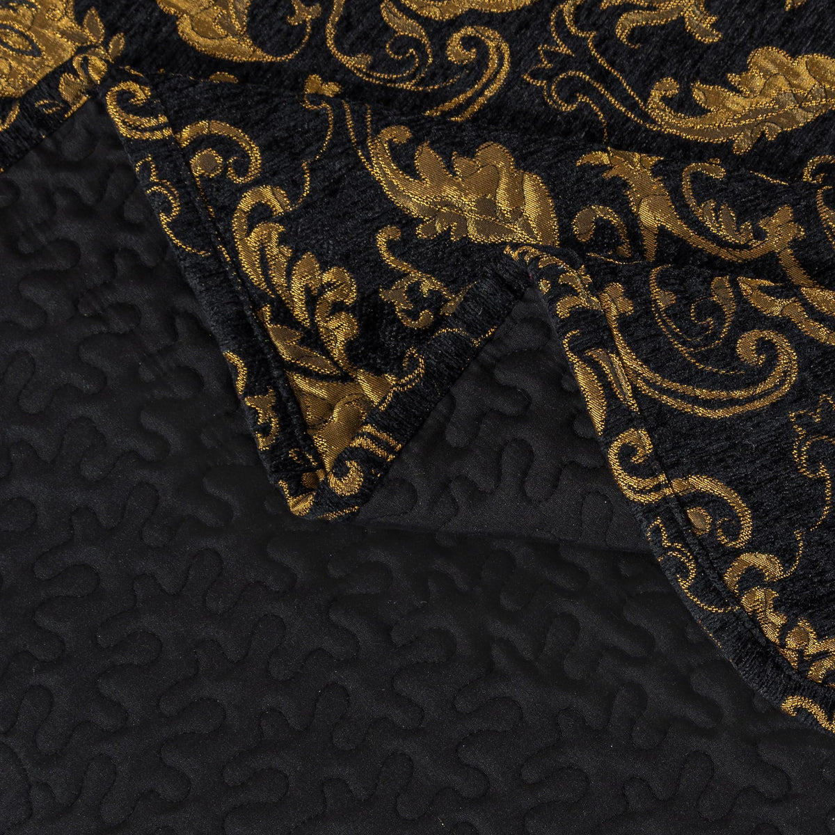 Parure de lit matelassée de luxe Loom and Mill, 3 pièces, couvre-lit damassé classique avec 2 taies d'oreiller, taille Queen, ensemble de dessus-de-lit en jacquard doux et léger pour Halloween, Noël et toute l'année (Noir, Queen)
