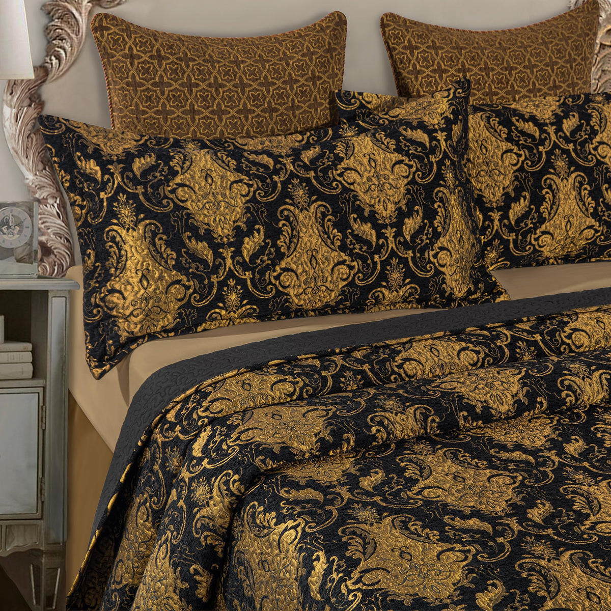Parure de lit matelassée de luxe Loom and Mill, 3 pièces, couvre-lit damassé classique avec 2 taies d'oreiller, taille Queen, ensemble de dessus-de-lit en jacquard doux et léger pour Halloween, Noël et toute l'année (Noir, Queen)