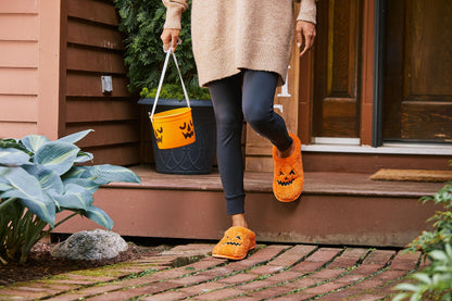 Pantoufles d'Halloween unisexe Dearfoams motif citrouille Jack-o'-lantern, citrouille pour adulte, pointure 48-50 femme / 47-48 homme