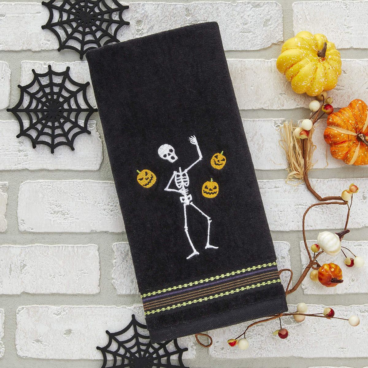 Ensemble de 2 essuie-mains brodés SKL Home Halloween Squelette jongleur, 100 % coton, décoratif pour salle de bain/cuisine/bar et cadeau, noir