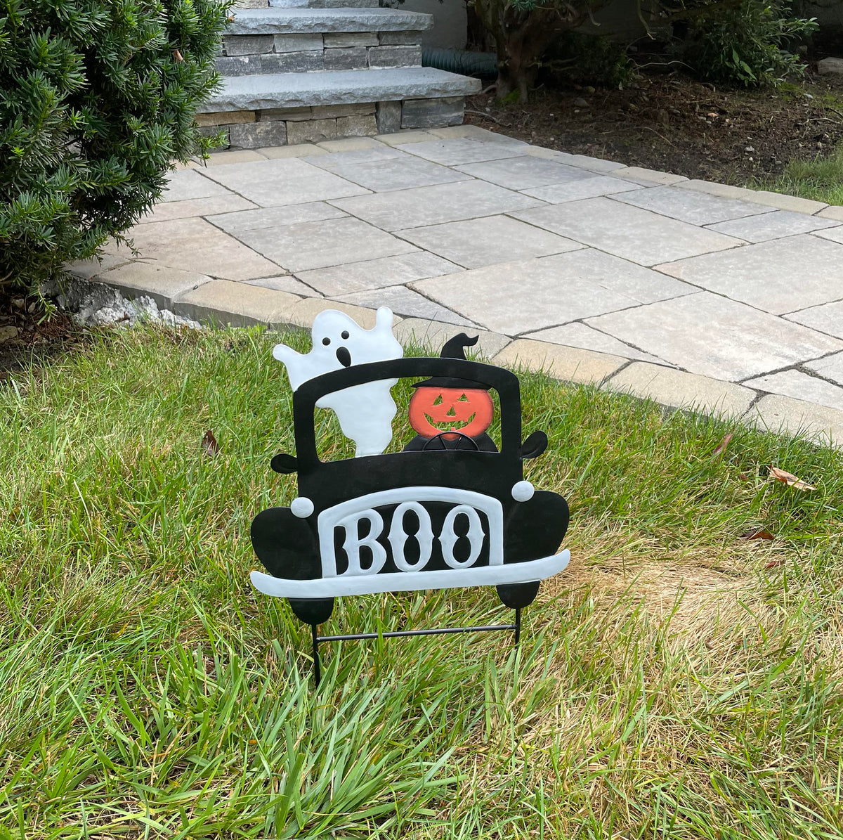 Piquet de jardin décoratif d'Halloween 18 po : citrouille et fantôme en métal sur camion